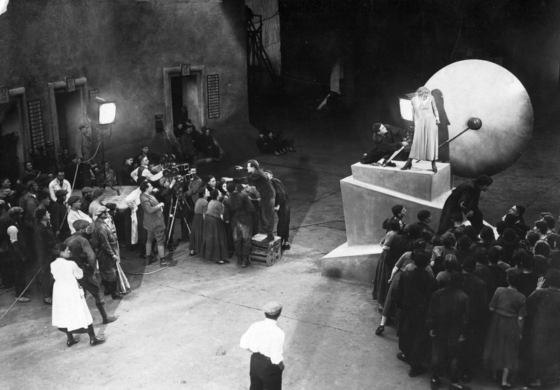 Illustration for article titled Behind the Scenes Photos of Metropolis with Robots and Stuff